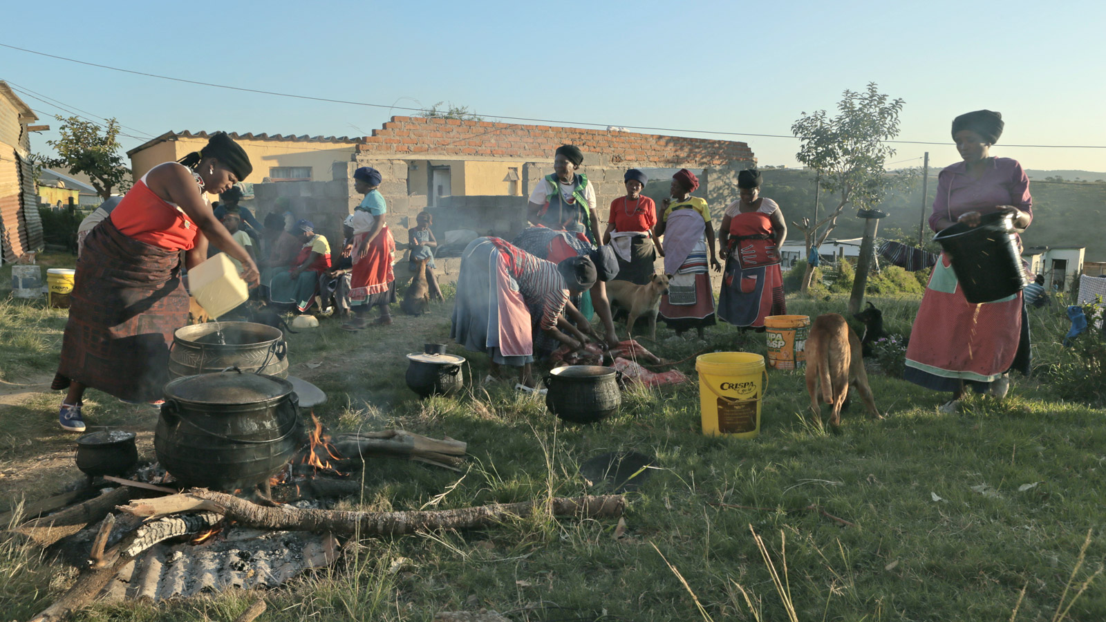 Cuisson du moût dans différents chaudrons en plein air